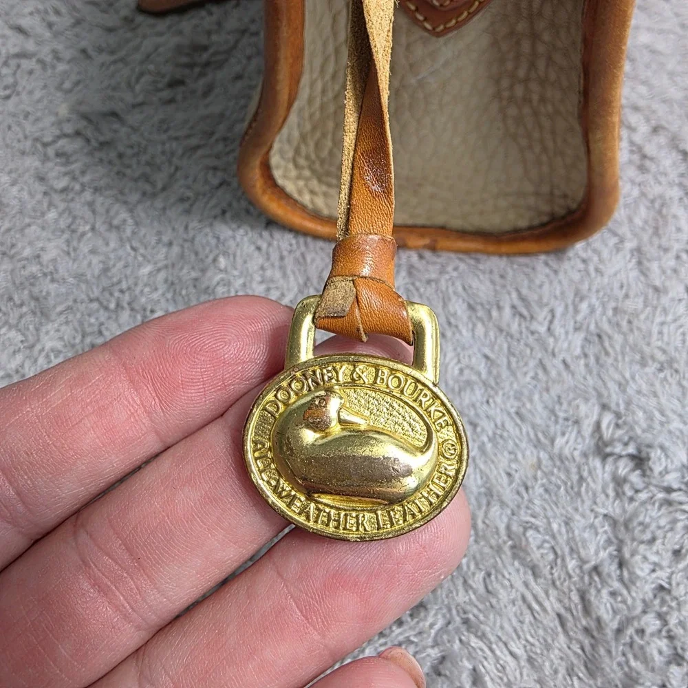 VTG Dooney & Bourke Cream Brown All Weather Leather‎ Shoulder Bag Duck Charm USA